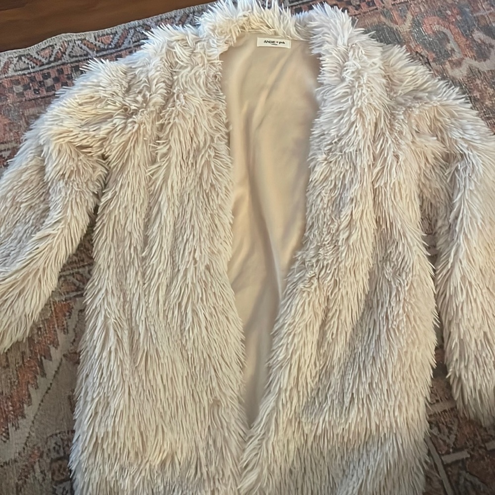 Cream shag girls coat…very soft😍
